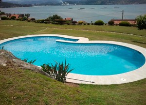 Piscina en Chancelas con forma ovalada y escalera de obra